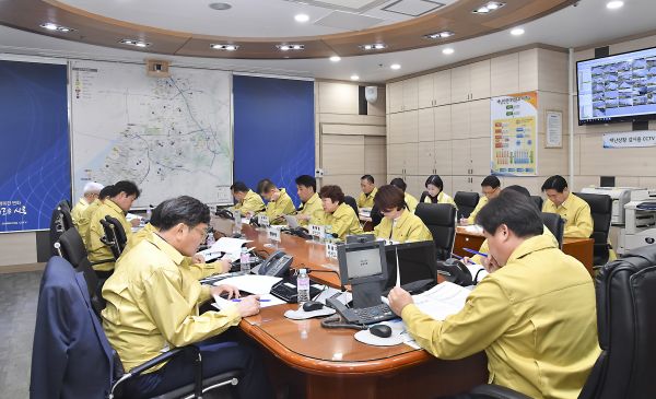 시흥시는 28일 신종 코로나바이러스 비상대책본부를 임병택 시장을 본부장으로 하는 재난안전대책본부로 격상해 24시간 운영하기로 했다.