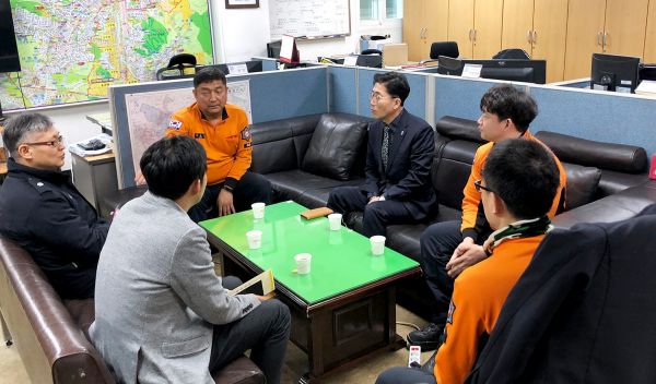 소방대원들로부터 당시 상황을 전해 듣고 있는 조정권 수지구청장