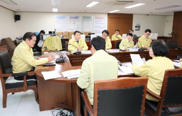 최 시장은 재난안전대책본부 설치와 함께 보건소와 안전총괄 등 관련부서 공무원들이 참석한 가운데 첫 회의 주재