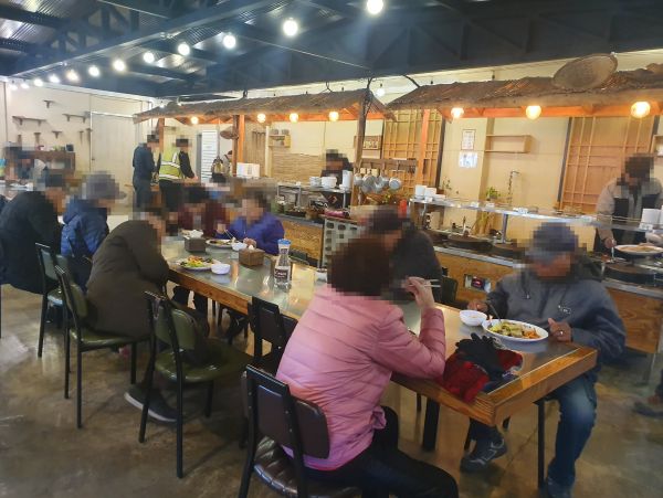소요동 착한식당 ‘가마솥밥집’, 저소득 어르신 8분께 푸짐한 한식 뷔페 제공