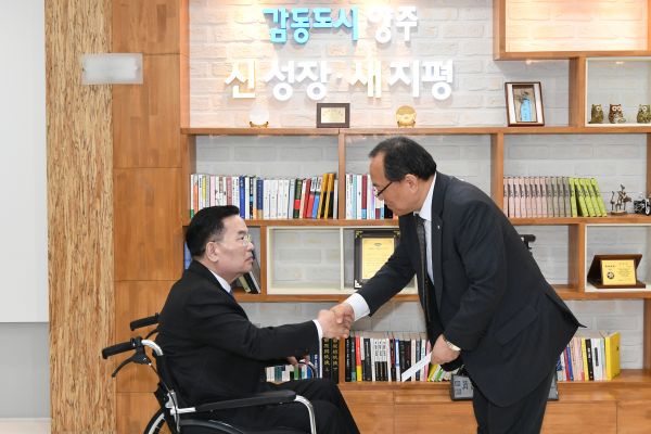 이성호 양주시장은 30일 시장실에서 대한적십자사 경기도지사에 적십자 특별회비를 전달하고 시민들의 자발적인 나눔 동참을 당부했다.