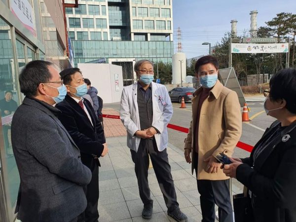 선별진료소를 점검하고 있는 서철모 화성시장