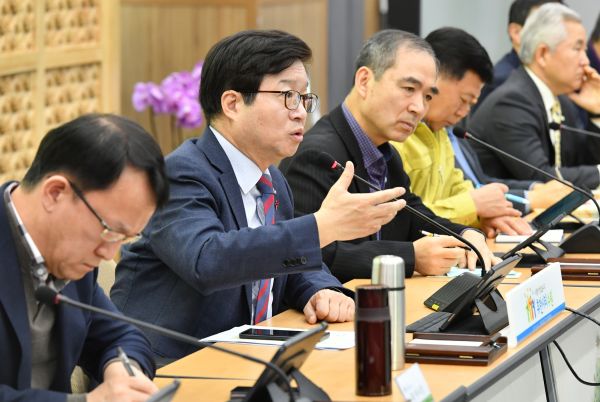 염태영 시장이 확대간부회의에서 발언하고 있다.