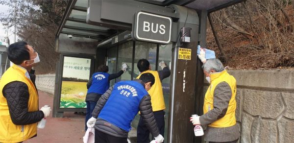 평택시 진위면 지역사회보장협의체, 자율방재단과 합동으로 신종 코로나바이러스 확산방지를 위해 버스승강장 방역소독 실시