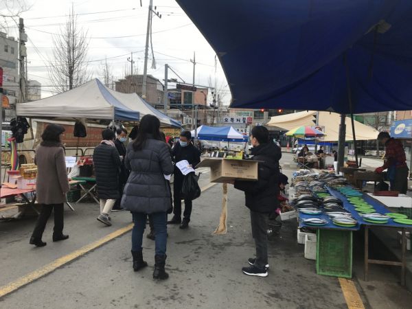 고양시, 신종 코로나바이러스 확산 방지 위해 전통시장·상점가 상인들과 시민 대상 마스크·손세정제 배부