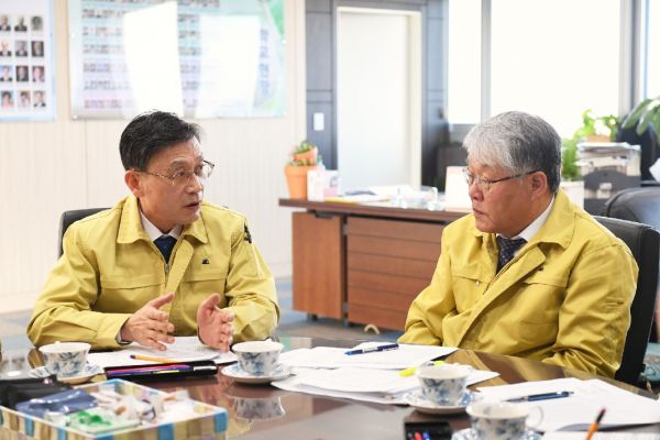정하영 시장이 3일 오전 김포교육지원청을 방문, 정경동 교육장과 신종 코로나 바이러스 확산방지 대책을 논의했다.