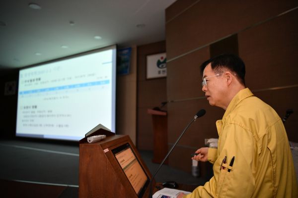 포천시는 3일 신종 코로나바이러스 감염증 위기 경보가 ‘경계’ 단계로 격상됨에 따라 지역사회 확산 가능성에 대비하고 피해를 예방하고자 시청 대강당에서 공무원 대상 교육을 실시했다.