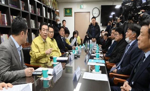 서울시의회 이준형 의원은 3일 박원순 서울시장, 진선미 더불어민주당 국회의원과 함께 강동공영차고지·고덕차량사업소를 찾아 최정균 서울교통공사 사장 직무대행 등 관계자들로부터 신종 코로나 바이러스 확산 방지를 위한 대중교통 방역 현황을 보고받고 현장점검을 실시했다.