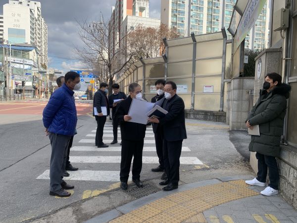 조무영 수원시 제2부시장이 호매실동 매실로 보행교통개선사업 현장을 방문해 꼼꼼히 둘러보고 있다.