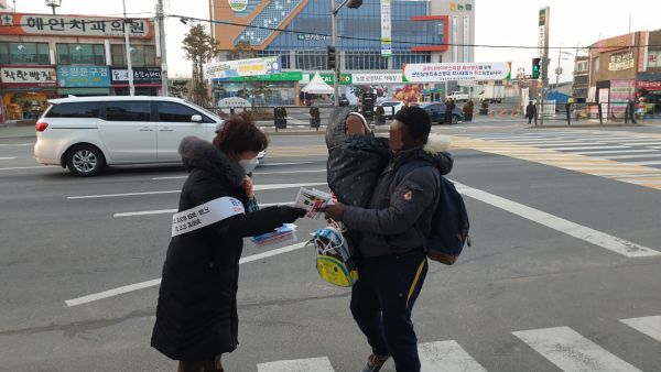 고양시 덕양구 관산동 주민자치위원회는 3일 출근시간, 유동인구가 많은 버스정류장 및 황단보도에서 신종 코로나바이러스 확산방지 캠페인을 실시했다.