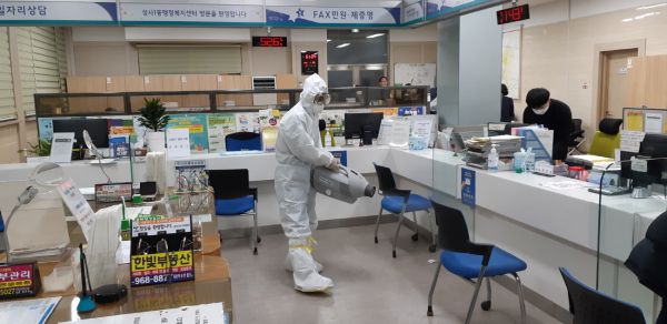 고양시 덕양구 성사1동 행정복지센터는 지난달 28일 신종 코로나바이러스 감염증 확산 방지를 위해 청사방역을 실시했다고 밝혔다.