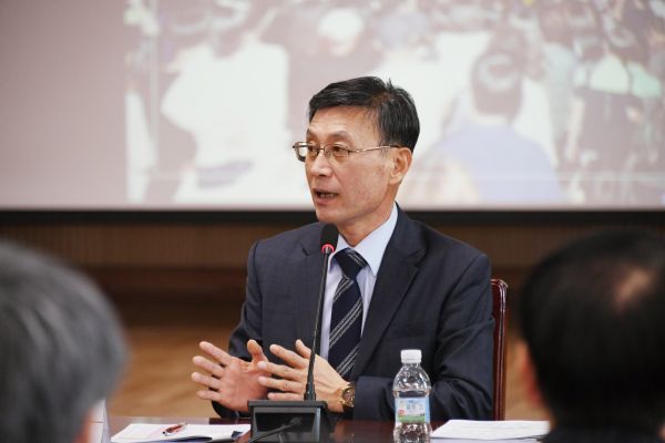 회의를 주재하는 정하영 김포시장