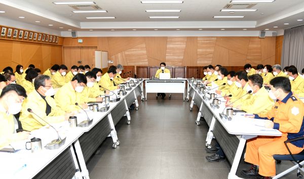 최종환 파주시장은 4일 시청 대회의실에서 신종 코로나바이러스 대응 일일상황보고회를 진행했다.