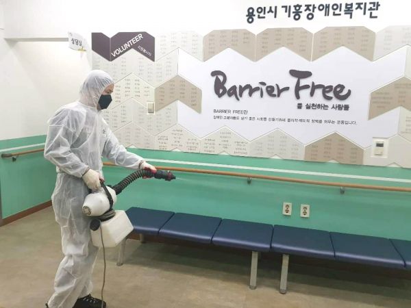 3일 기흥구장애인복지관 시설 내부를 소독하는 모습