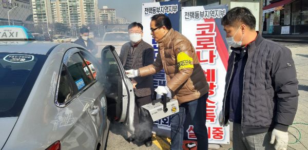 법인택시협의회가 야탑역 1번 출구 택시승강장에 비치한 방역형 소독기로 차량 살균 중이다.