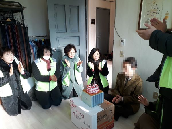 흥선동 지역사회보장협의체 독거 어르신 생신 축하