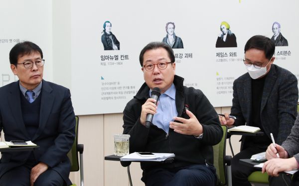 5일 시청 여유당에서 조광한 시장을 비롯한 실국소장 및 읍면동장 등이 참석한 가운데 긴급회의를 열고 신종 코로나바이러스에 대한 부서별 추진상황 및 가짜뉴스 대응방안에 대해 논의했다.