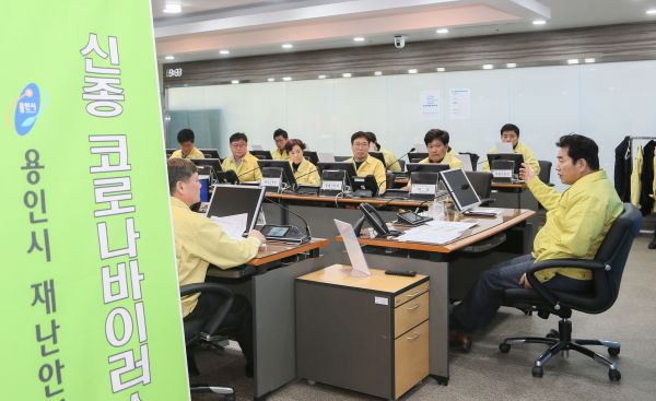 5일 백군기 용인시장이 신종 코로나바이러스 대책회의를 주재하는 모습