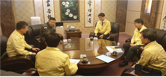 강원도와 육군 제7사단, 화천 야생멧돼지 아프리카돼지열병 지속 발생에 따른 관·군 방역 협조체계 강화
