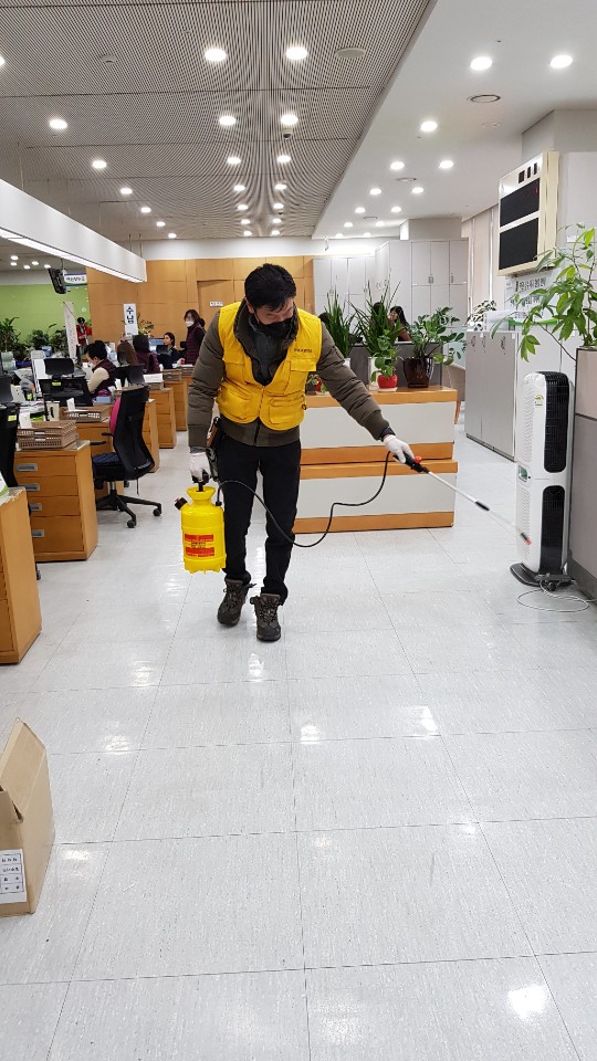 시청사 민원실 청사 방역 소독하고 있다.