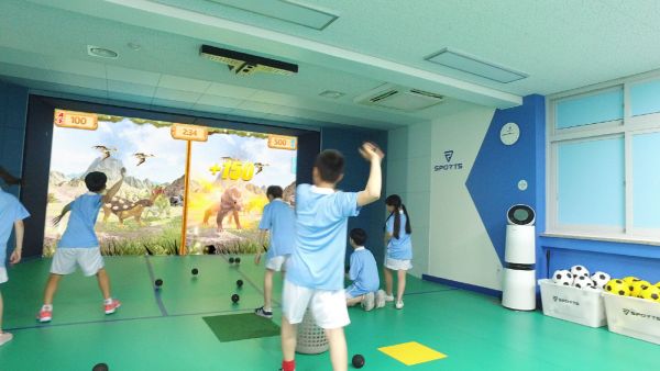 가상현실 스포츠실에서 신나게 체육활동을 하는 초등학생들.