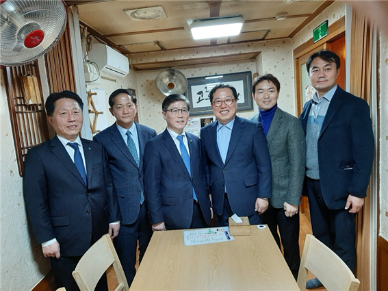 3기 신도시 지자체장 모임(왼쪽부터 장덕천 부천시장, 이재준 고양시장, 변창흠 한국토지주택공사 사장, 조광한 남양주시장, 김종천 과천시장, 김상호 하남시장)