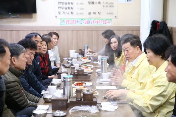광명시는 신종 코로나바이러스 확산에 따른 소상공인의 애로사항을 파악하고 실효성 있는 지원 대책을 마련하기 위해 7일 광명전통시장에서 현장회의를 개최했다.