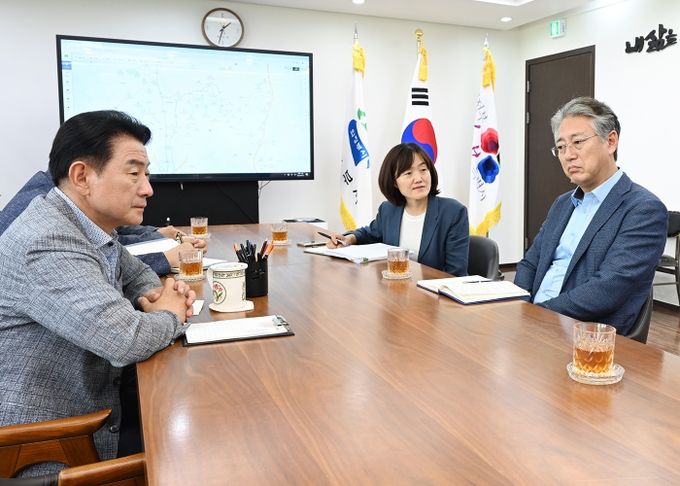 김동근 의정부시장이 운수업체 관계자들과 서울 106번 버스의 폐선과 106-1번 대체노선 신설에 대해 논의하고 있다.