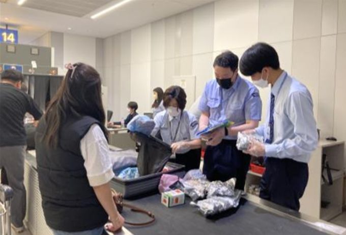 해외여행객 휴대품 일제검사 장면