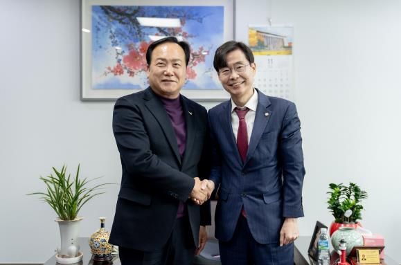 이권재 오산시장, 조경태 국회의원 만나 유엔군 초전기념식 국가주도 행사 추진 지원 건의