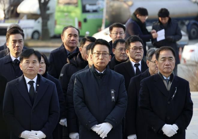 신년 현충탑 참배하는 평택시의회 의원들