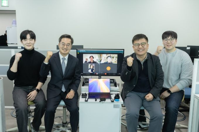 7일 오전 김동연 경기도지사가 (주)브레인벤쳐스를 방문하여 현장 직원 및 재택근무 중인 직원들과 기념촬영을 하고 있다.