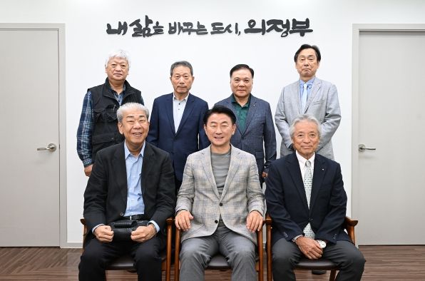 김동근 시장이 5월 23일 의정부시-시바타시 한일우호협회 관계자들과 간담회를 진행한 뒤 함께 기념사진을 찍고 있다.