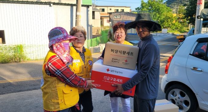 외국인 근로자에 긴급구호물품 전달