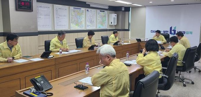조용익 부천시장이 19일 김동연 경기도지사 주재 ‘풍수해 대비 시·군 대비태세 점검 회의’ 참석 후 관내 여름철 자연재난 대비 추진 상황을 다시 한번 점검했다.