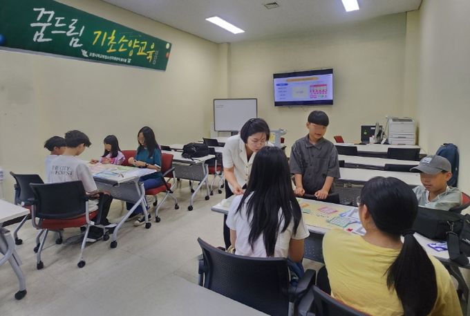 포항시청소년재단 청소년상담복지센터 내 학교밖청소년지원센터는 지난 27일 KB국민카드와 학교 밖 청소년을 대상으로 금융교육을 진행했다.