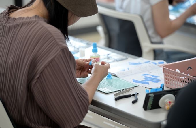 시민들이 안산산업역사박물관에서 자동차 미니어처 제작 프로그램에 참여하고 있다.