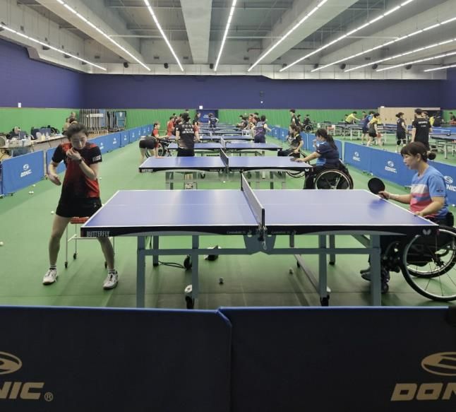 안산시 직장운동경기부 탁구부가 장애인 국가대표 선수단에 기초 자세 교정 등 기술 지도를 하고 있다.