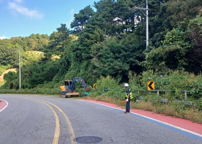 연천군, 추석 대비 도로변 제초 작업 실시
