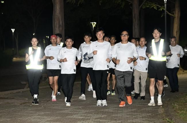 이민근 안산시장(맨 앞줄 가운데)이 안산호수공원에서 런닝순찰대와 함께 합동으로 런닝순찰을 진행하고 있다.