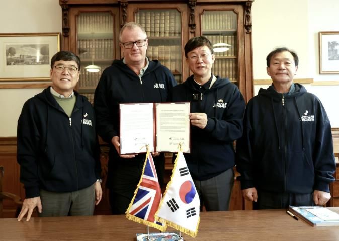 이민근 안산시장(오른쪽 두번째)과 김태훈 안산문화재단 대표이사(왼쪽 첫번째)가 토니 랜케스터 프린지 협회장(왼쪽 두번째)에게 교류의향서를 전달하고 있다.