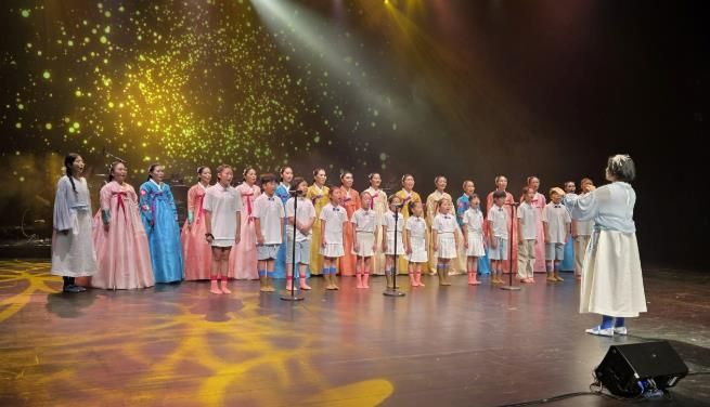 안산경기민요단이 안산문화예술의전당 달맞이극장에서 정기공연을 펼치고 있다.