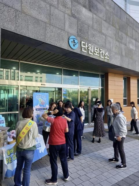 안산시 단원보건소에서 ‘세계 손씻기의 날’을 맞아 지역 시민들을 대상으로 감염병 예방 캠페인을 진행하고 있다.