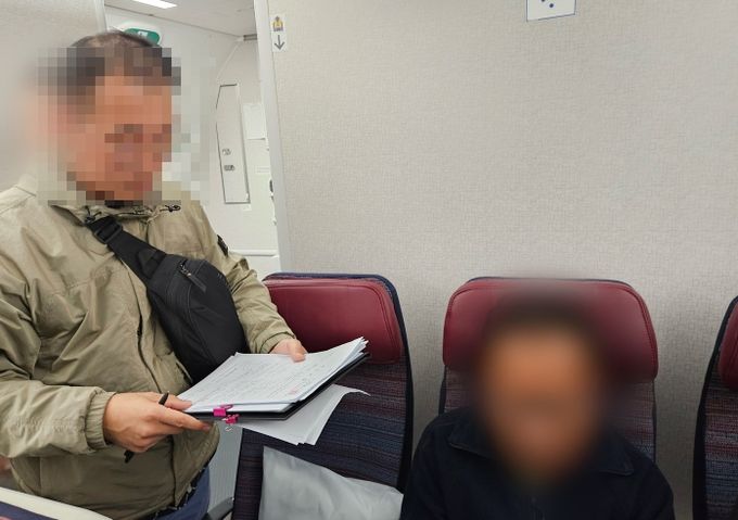 올해 4월 옥계항 최대 규모 코카인 밀반입 국외 도피사범에 대하여 동해지방청 소속 해양경찰관이 체포영장을 집행하고 있다