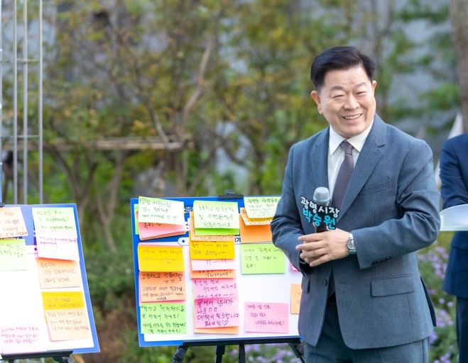 박승원 광명시장이 지난 25일 오후 트리우스광명 아파트에서 열린 시민 소통 프로그램 '아주 소중한 하루의 만남(아소하)'를 통해 시민들과 소통하고 있다.