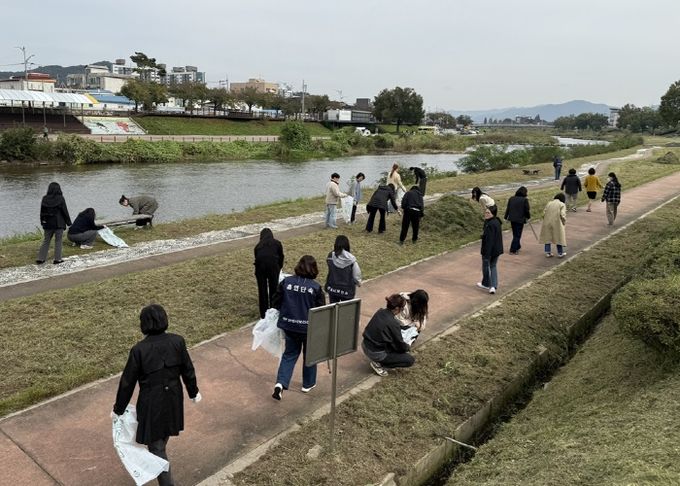 안성시보건소 건강증진과, 안성천변 환경정화로 깨끗한 건강도시 만들기 앞장