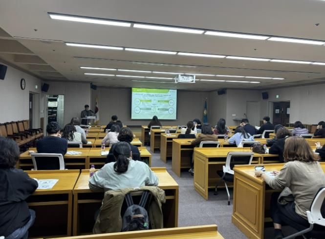 김은철 중동한라 영구임대아파트 주거행복지원센터 팀장이 돌봄플러그사업 교육을 하고 있다.