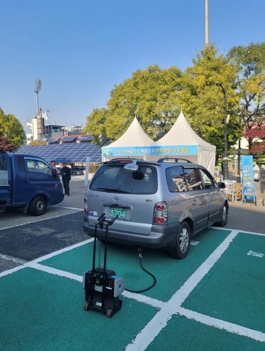 수원시와 수도권대기환경청·저감장치 제작사가 수원종합운동장에서 합동점검을 하고 있다.