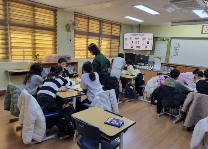 지역 시민이 직접 디지털 윤리 강사로 참여하는 '디지털 윤리 교실'이 진행되고 있다.