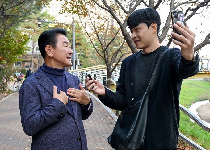 김동근 시장이 11월 6일 ‘민생속으로’의 일환으로 시민 크리에이터 홍상원 씨와 소통하고 있다.